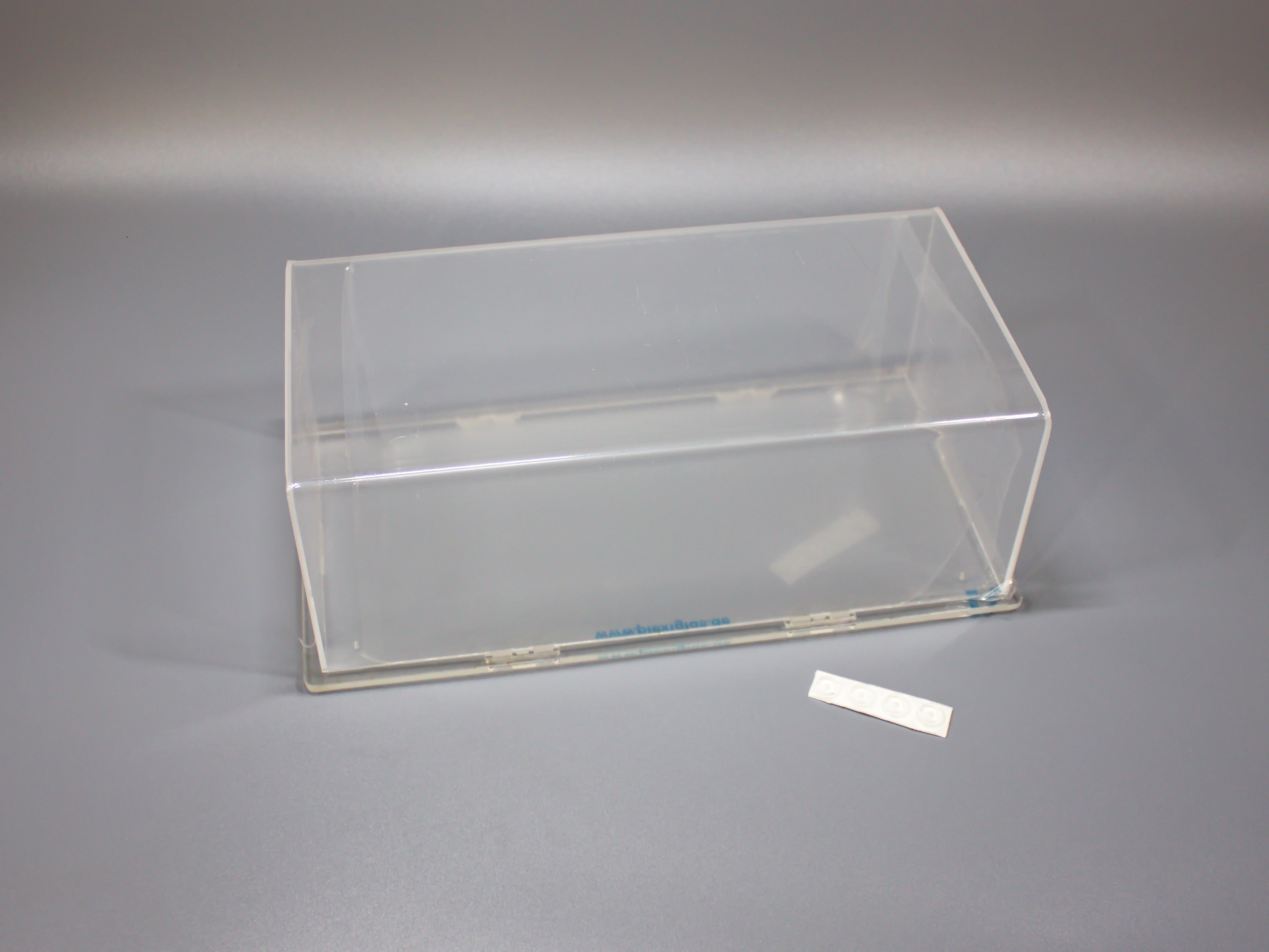 LCB005 Бокс акриловый для легковых автомобилей 1/24 260х130х90