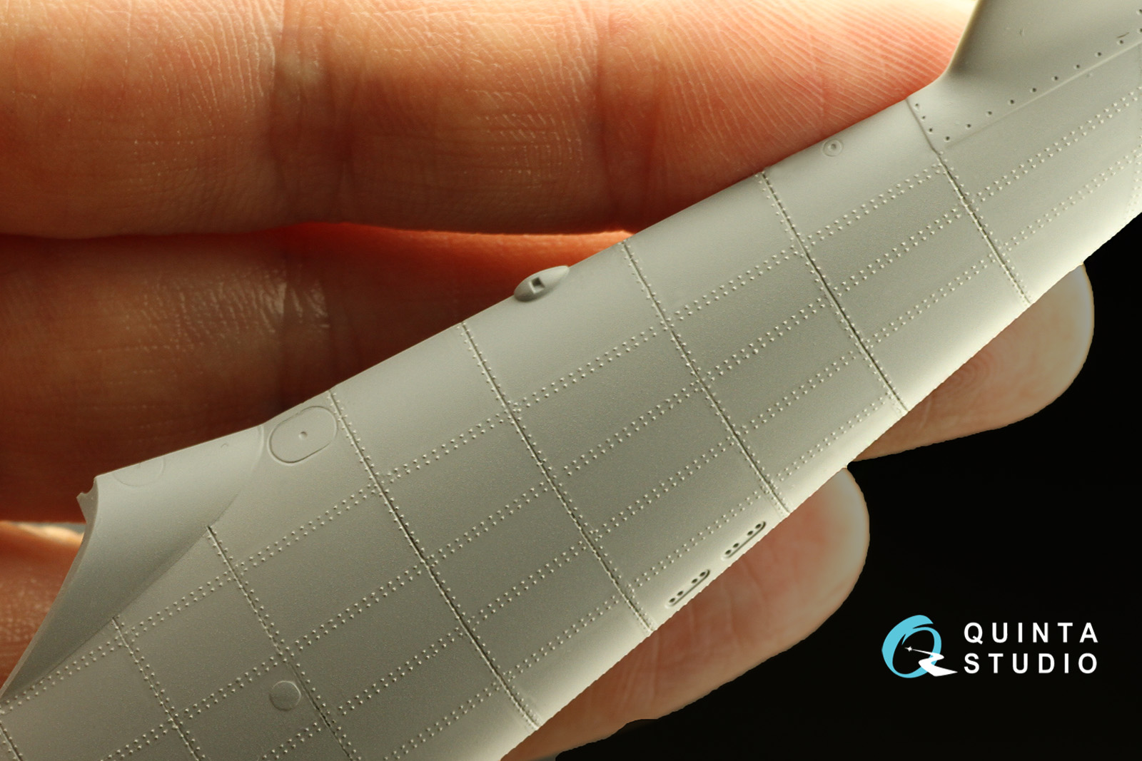 QRV-025 Сдвоенные клепочные ряды (размер клепки 0.20 mm, интервал 0.8 mm), белые, длина 5,8 m