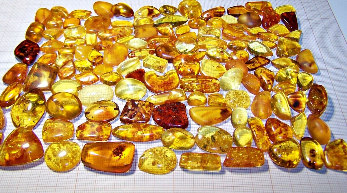 AAM0002 Янтарь с  редкими инклюзами