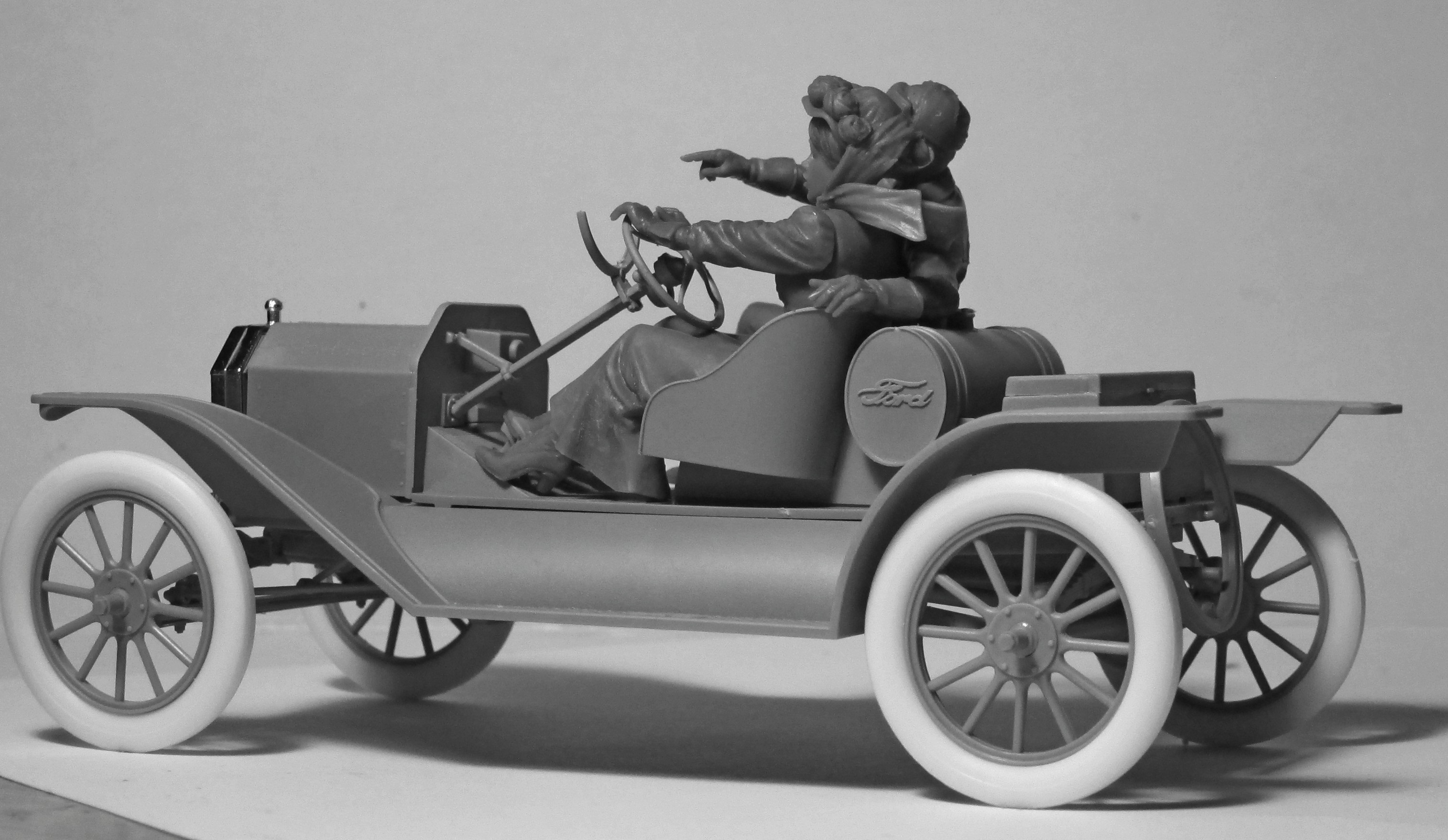 24026 Model T 1913 Speedster с американскими автоспортсменами ICM