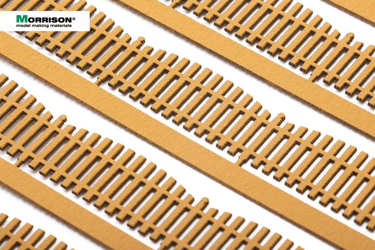 009zp027 Деревянный забор-штакетник фигурный (высота 1,5 см). Общая длина в наборе 70 см.