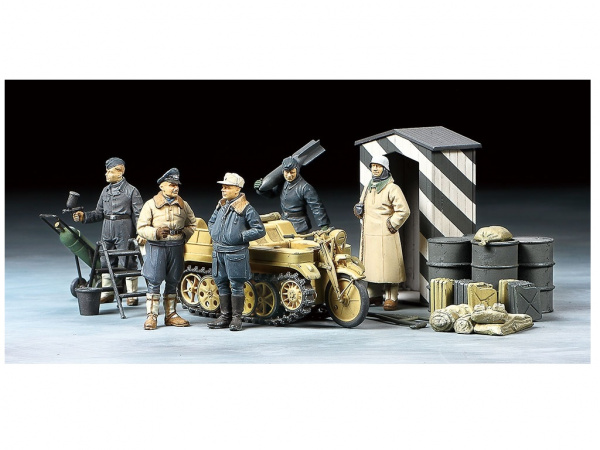 32412  немецкие офицеры и солдаты люфтваффе в зимней форме. В наборе 5 фигур и kettenkraftrad. Tamiya