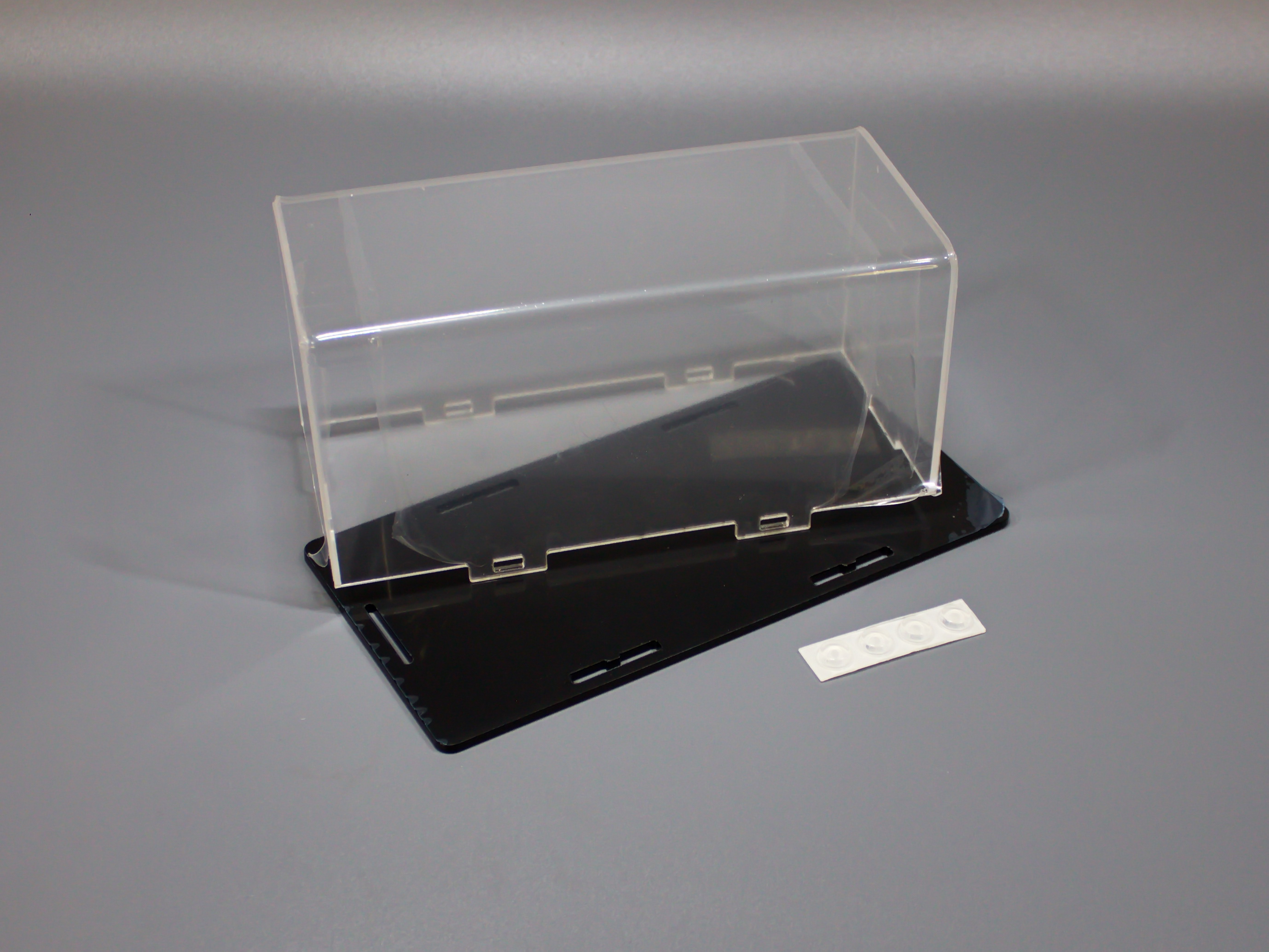 LCB002BL Бокс акриловый для танков 1/72 175х80х80, основание черный глянец