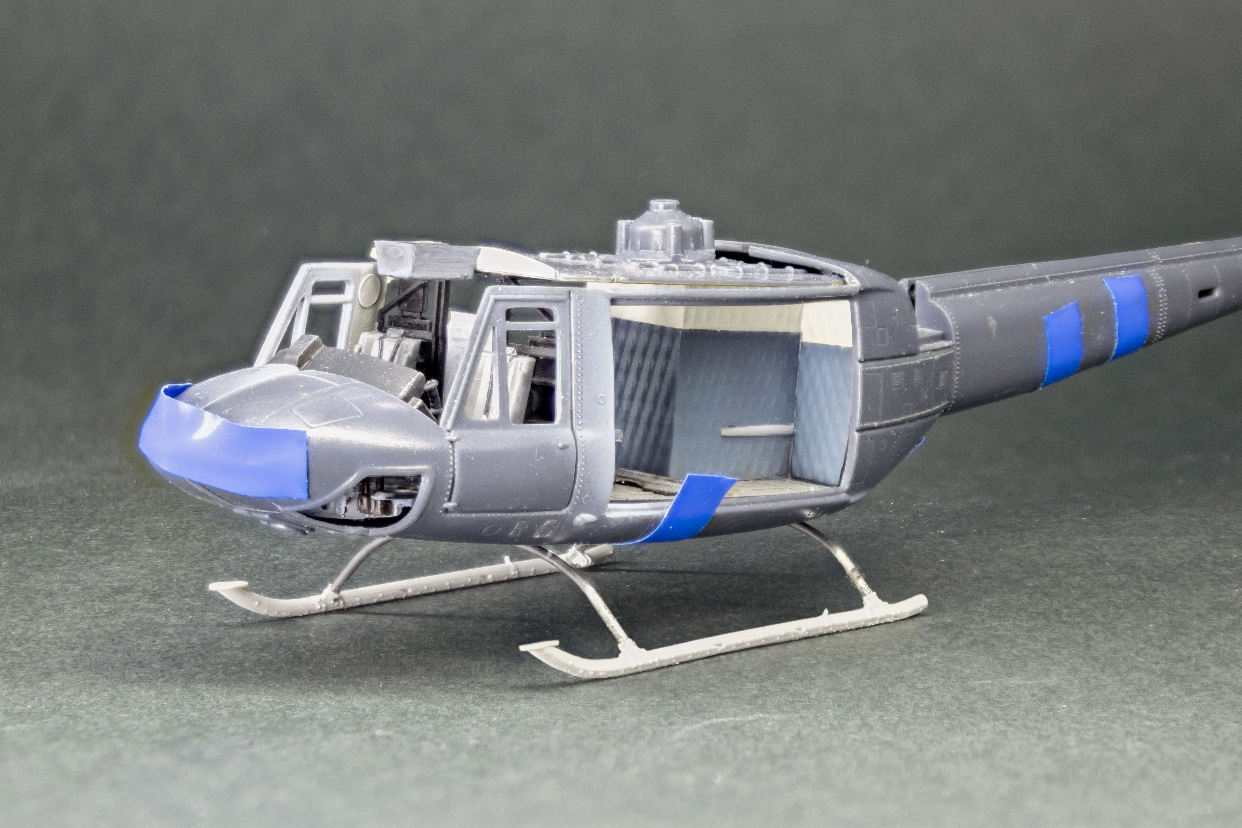 72-AE002 Посадочные полозья с увеличенным просветом для вертолётов серии Bell UH-1 (средней высоты) 1/72