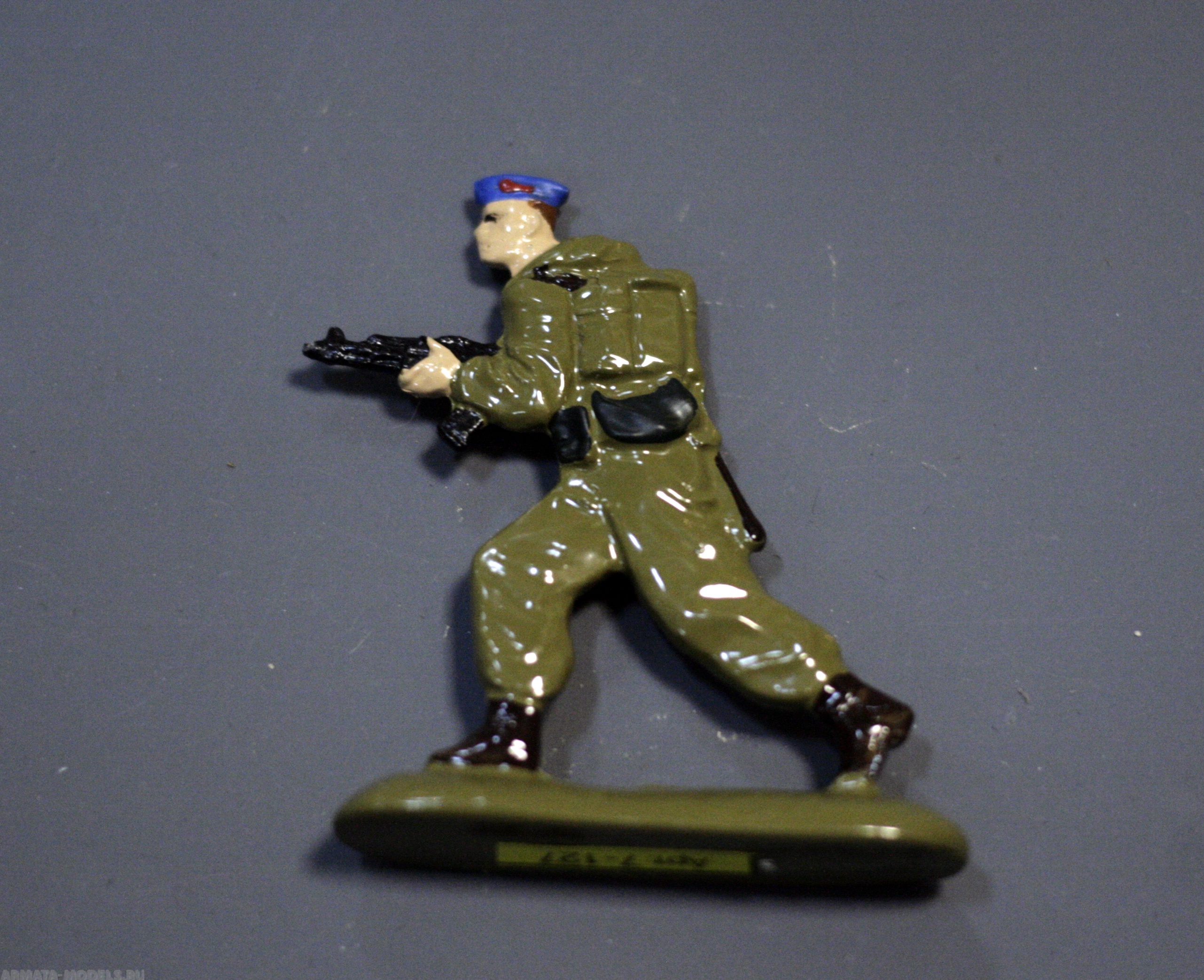 7-127 окрашеная фигура ВДВ. Десантник с автоматом Солдатики "Ура"