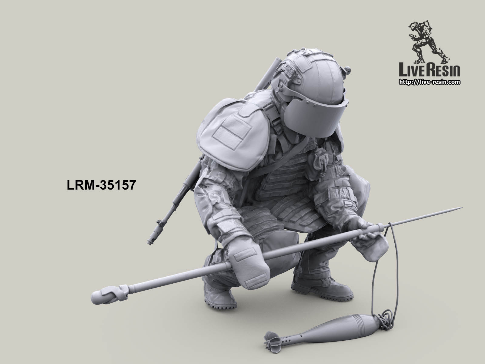LRM35157 Современный Российский сапер в тяжелом костюме разминирования обезвреживает взрывное устройство (Не для свободной продажи) Live Resin