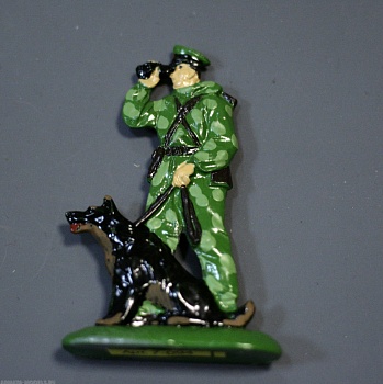 7-094 окрашеная фигура Пограничник с собакой