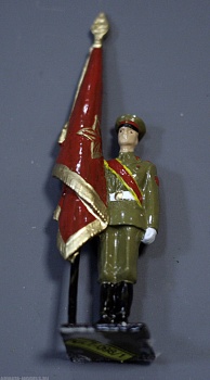 7-098/1 окрашеная фигура Знаменосец мотострелок. СА-75