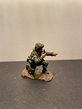 5074ТБ СВО, стоящий на колене командир подразделения морпехов с рацией